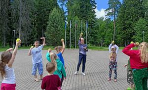 Спортивное занятие для детей, прибывших из Донецкой народной республики в оздоровительный загородный лагерь «Полёт».