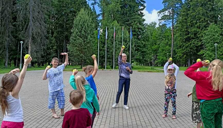 Спортивное занятие для детей, прибывших из Донецкой народной республики в оздоровительный загородный лагерь «Полёт».